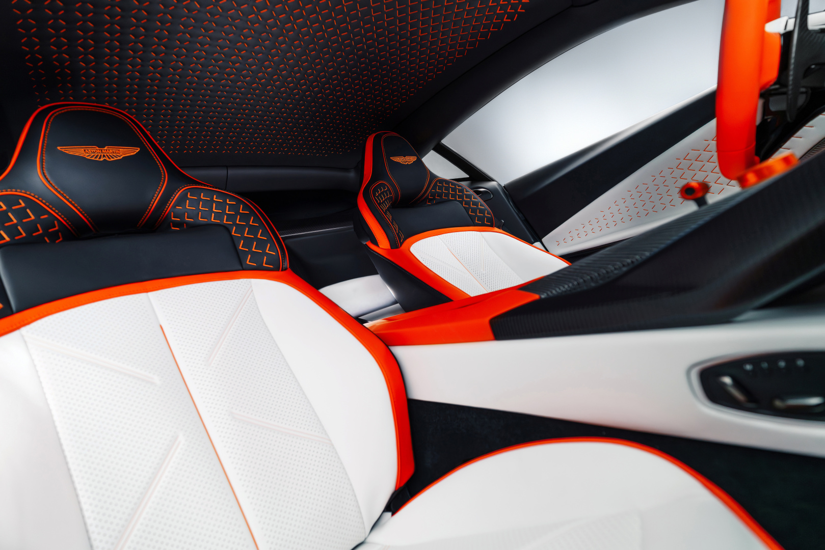 SMALL_Aston Martin Valen_10